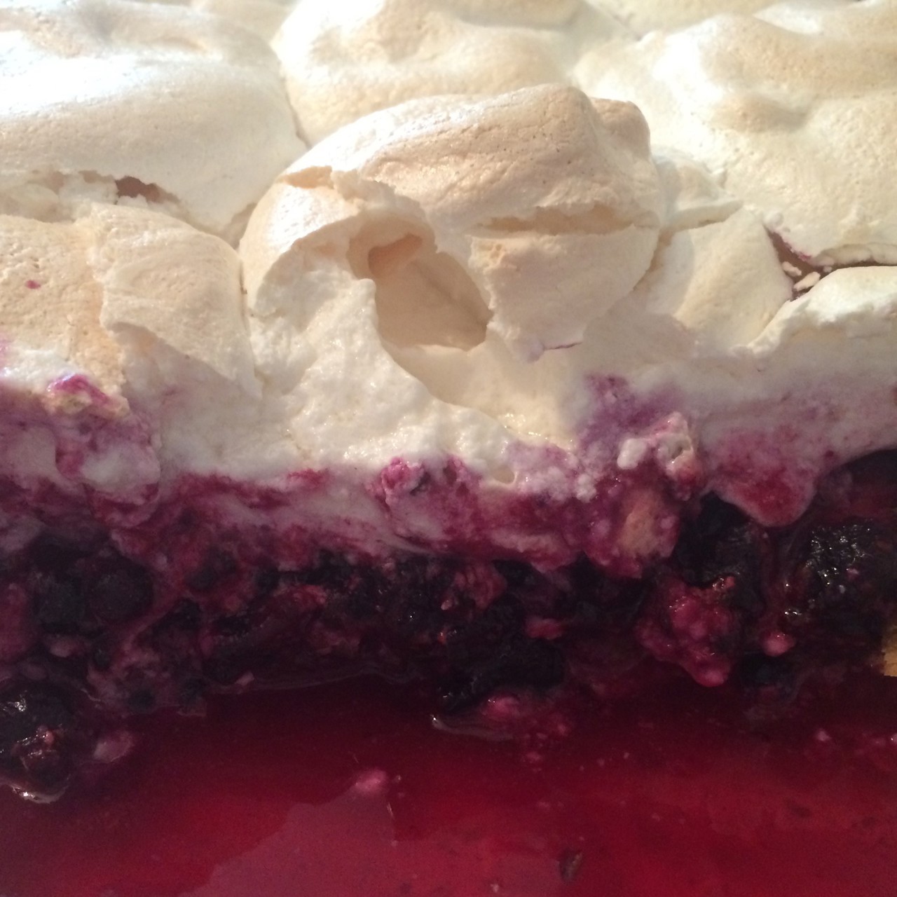 Пирог с черной смородиной и меренгой