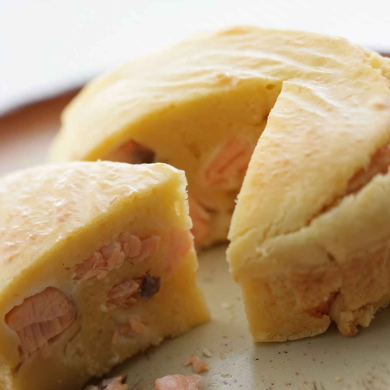 Пирог с форелью и твердым сыром