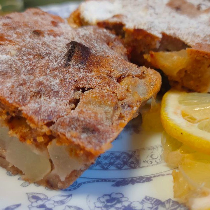 Пирог с грушами, орехами и шоколадом