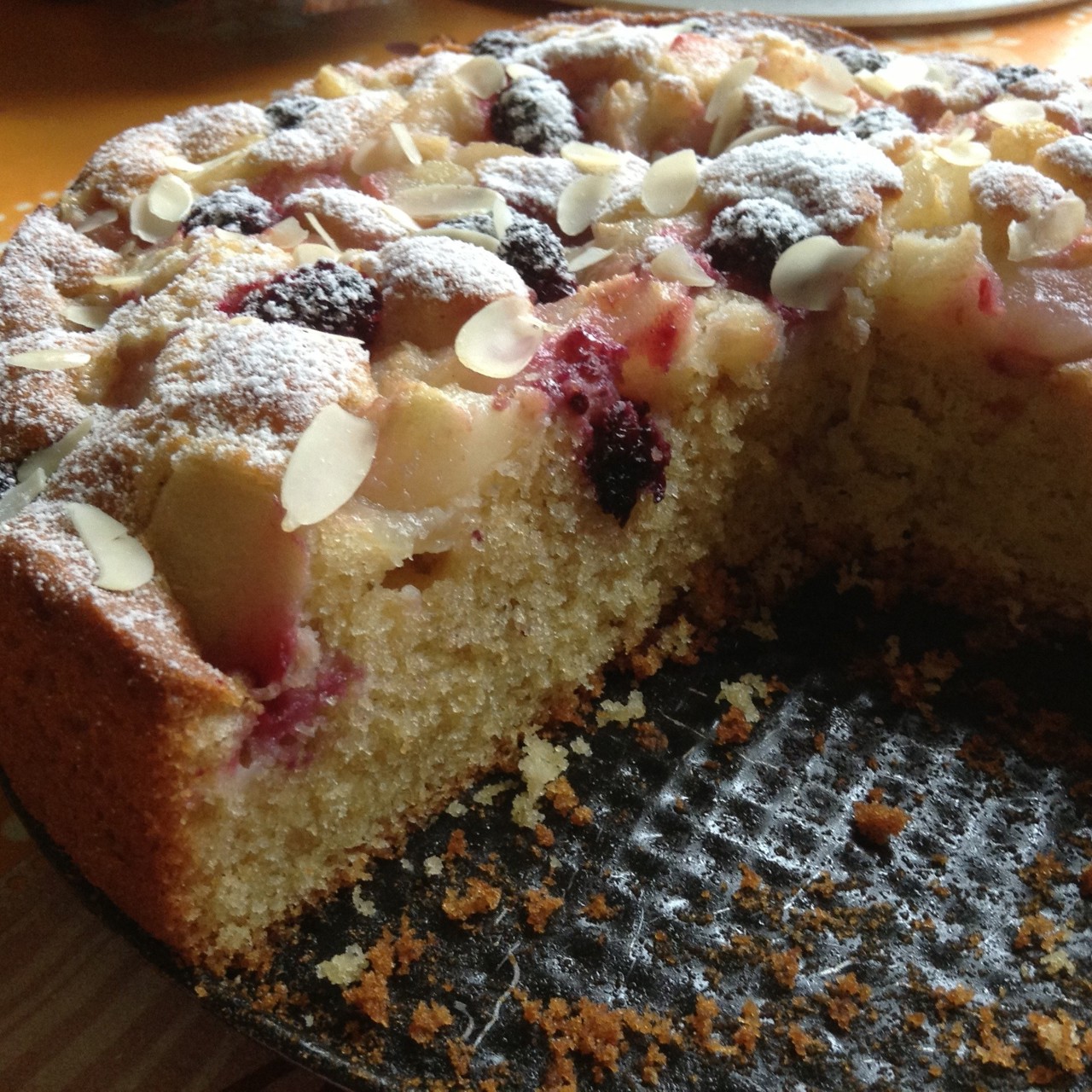 Пирог с грушей и ежевикой