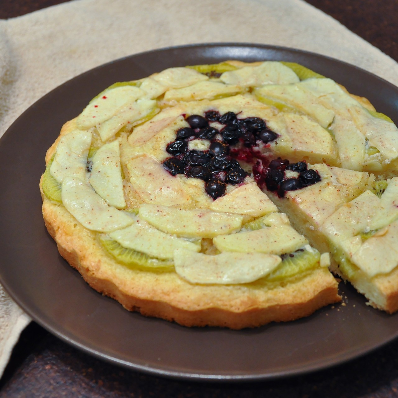 Пирог с яблоками, киви и корицей