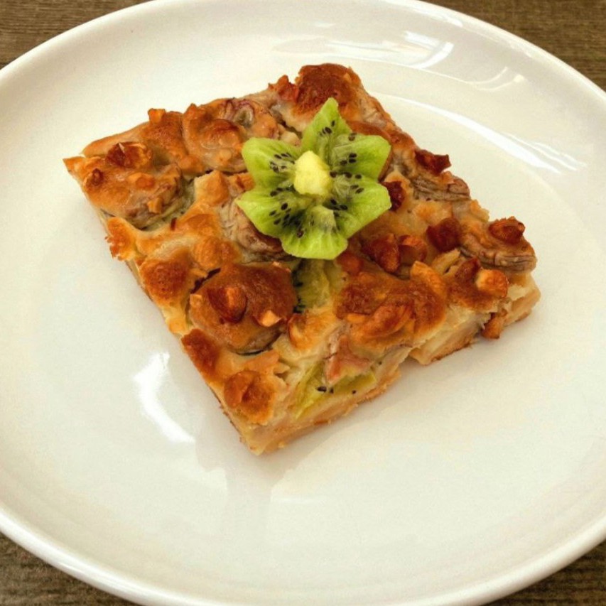 Пирог с киви, бананами, яблоками и орехами