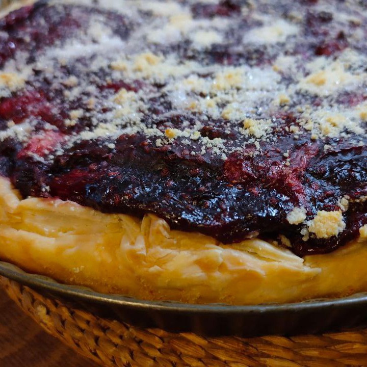 Пирог с клубникой и ежевикой