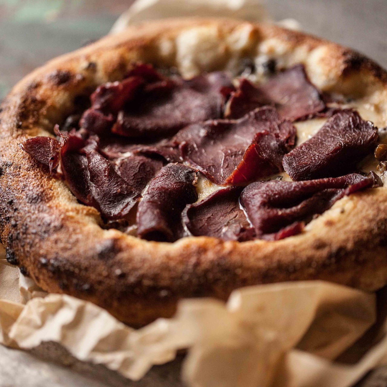 Пирог с копченым оленем