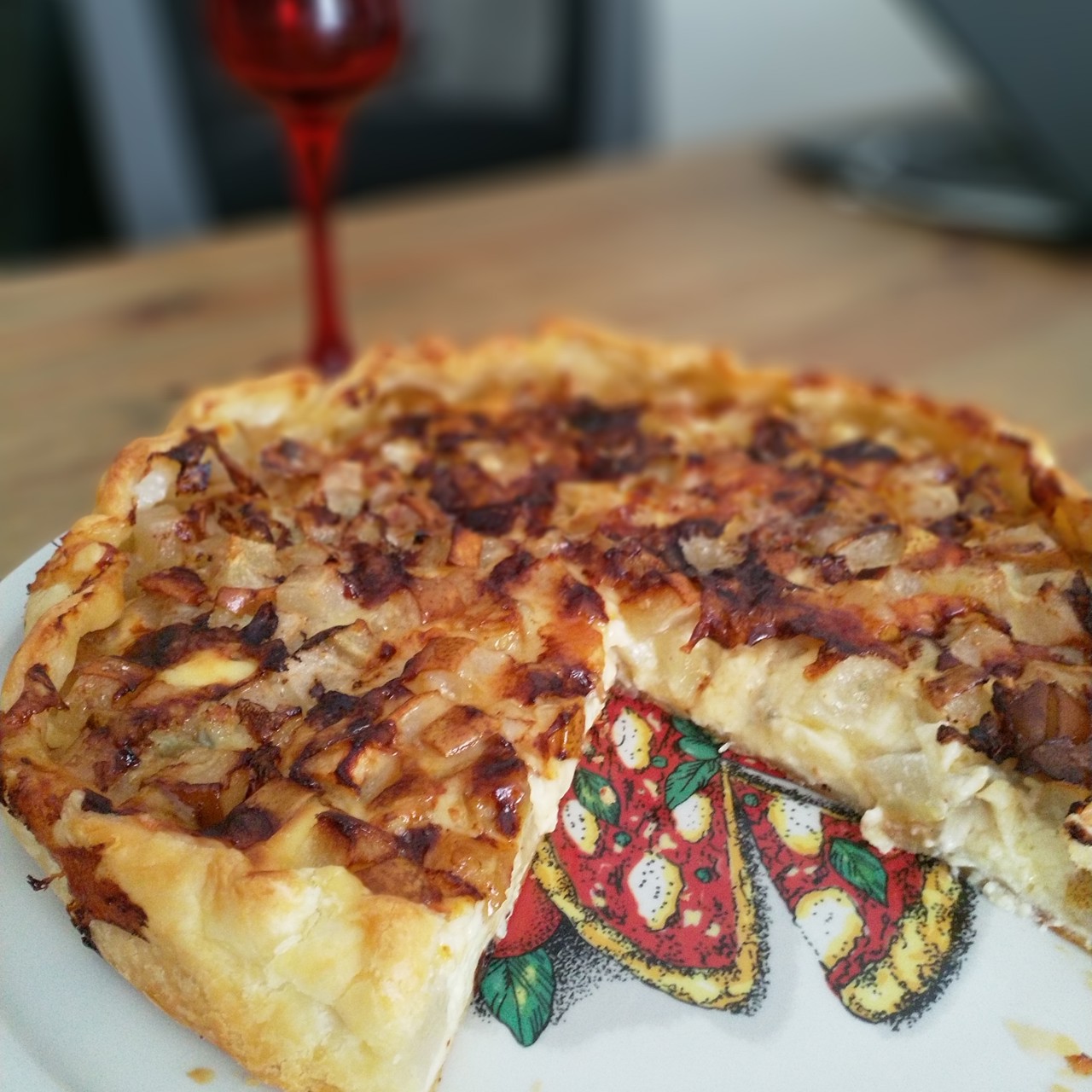 Пирог с кремом, горгонзолой и грушей