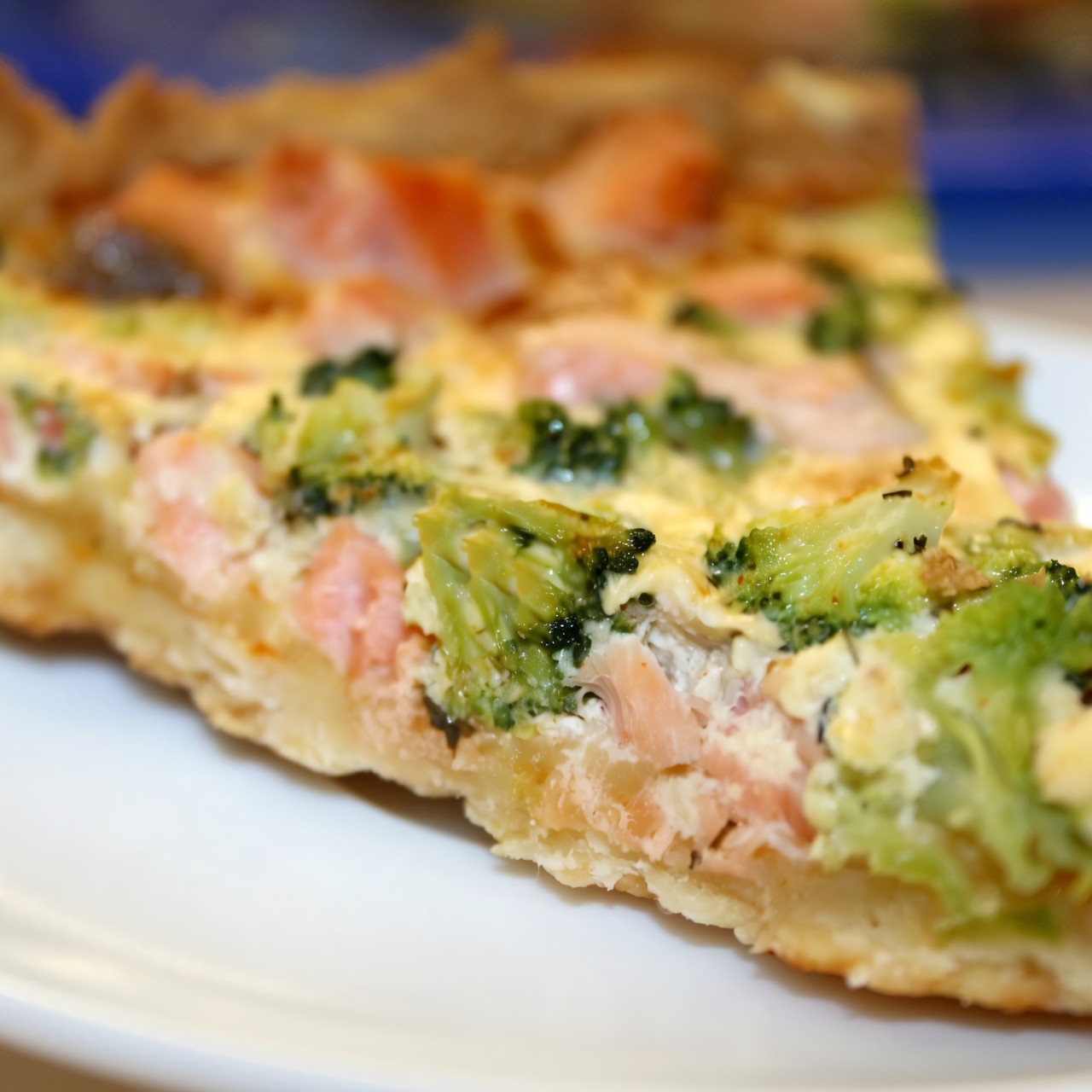 Пирог с лососем, брокколи и сыром