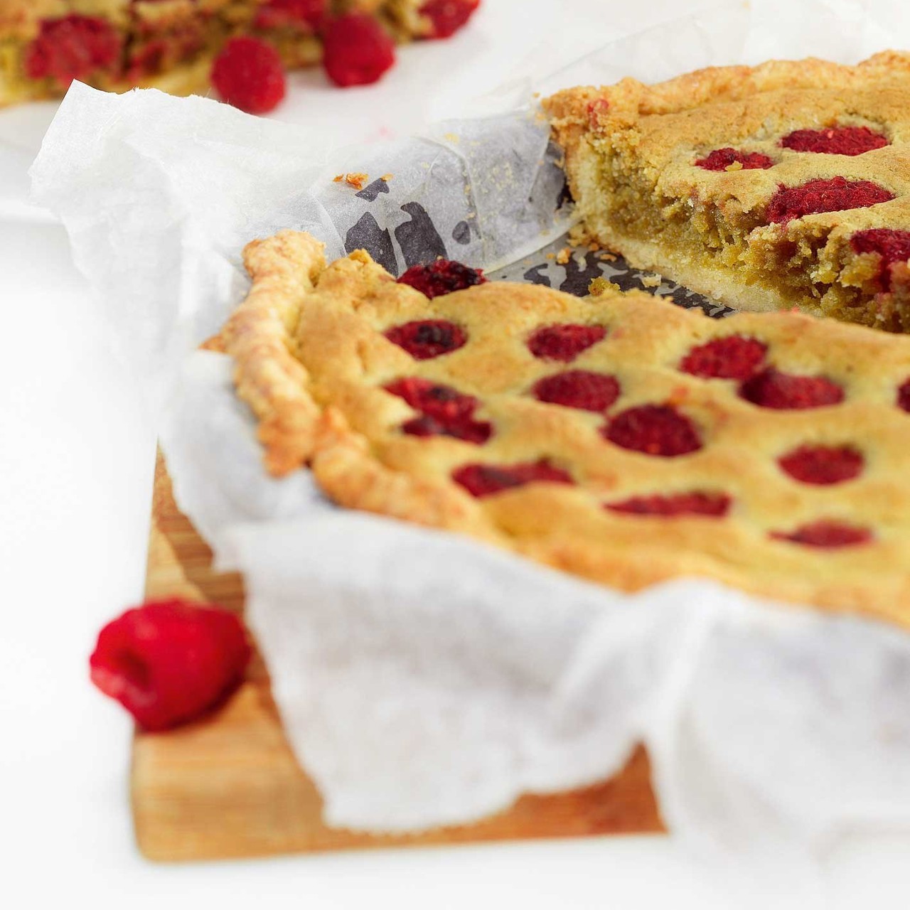 Пирог с малиной и фисташковым франжипаном