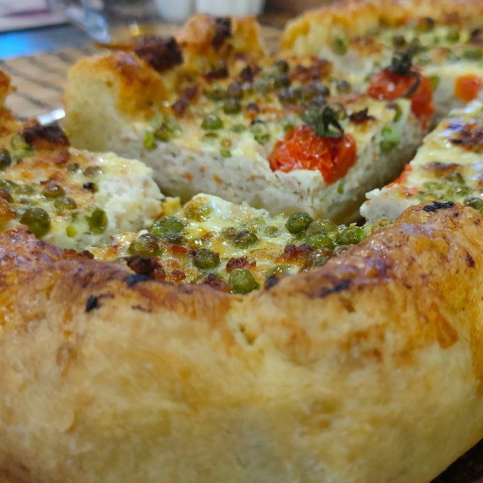 Пирог с мясной начинкой, яйцом и горошком