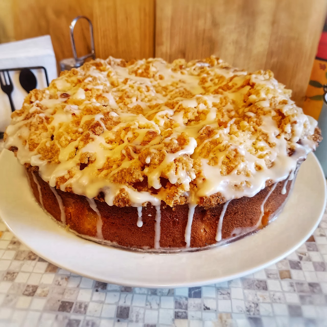 Пирог с персиками, штрейзелем и сахарной глазурью