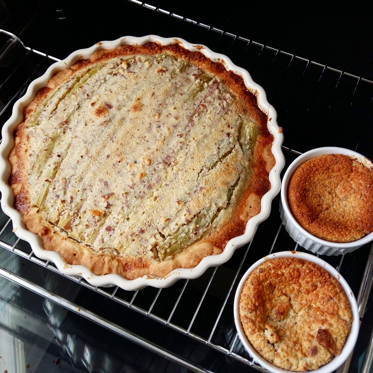 Пирог с ревнем и миндалем