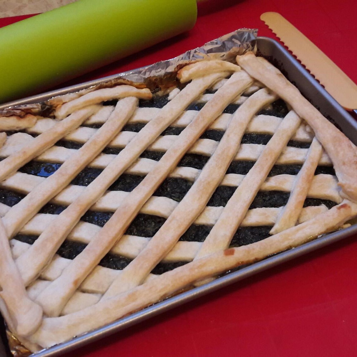 Пирог с щавелем из готового теста