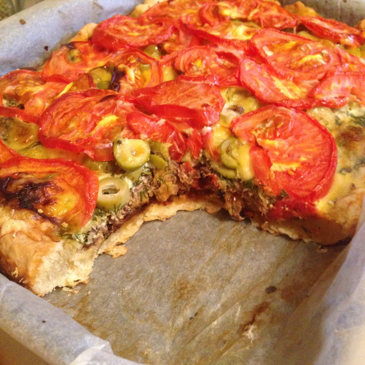 Пирог с тунцом, луком и помидорами