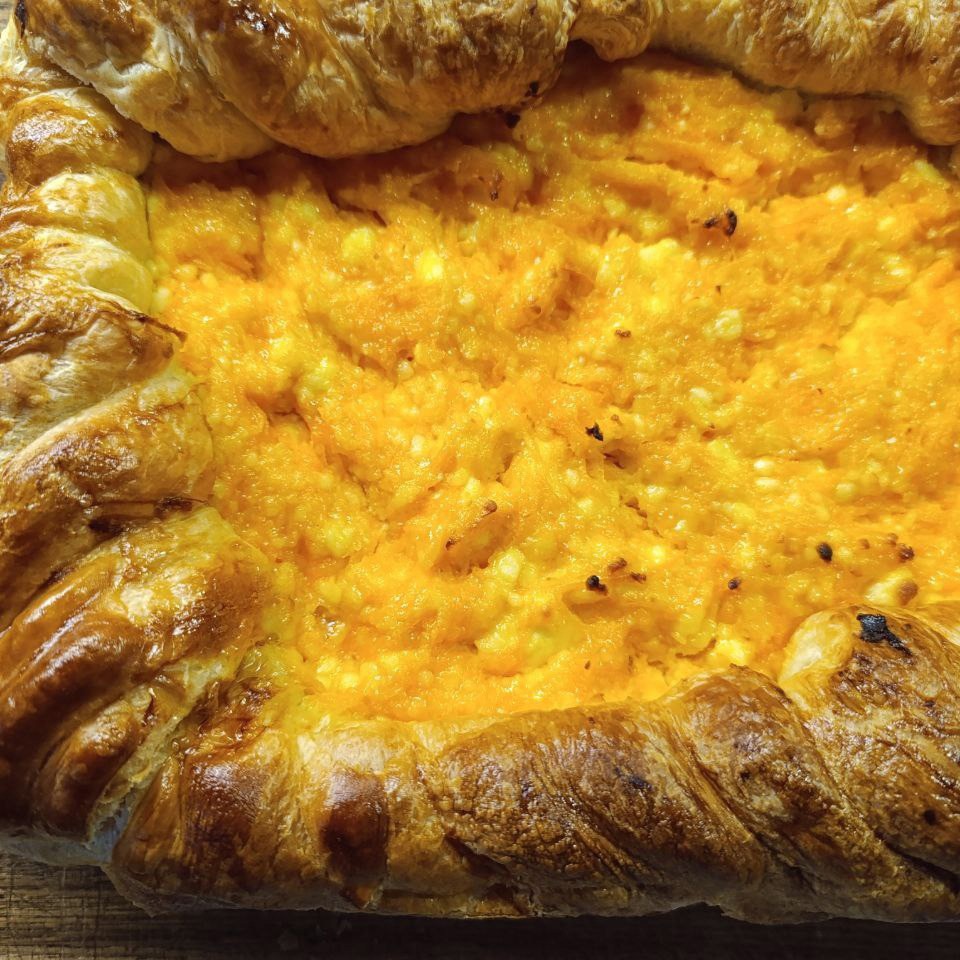 Пирог из слоеного теста с творогом и тыквой