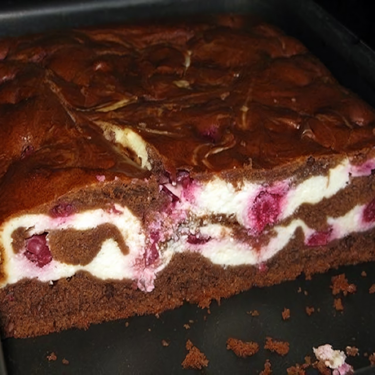 Пирог с творогом и вишнями