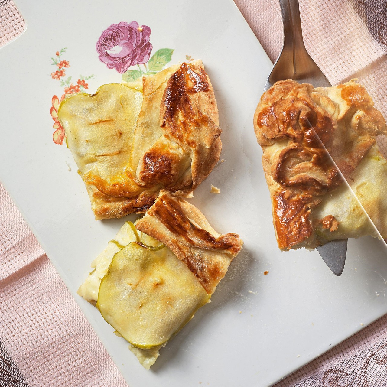 Пирог с творогом и яблоками