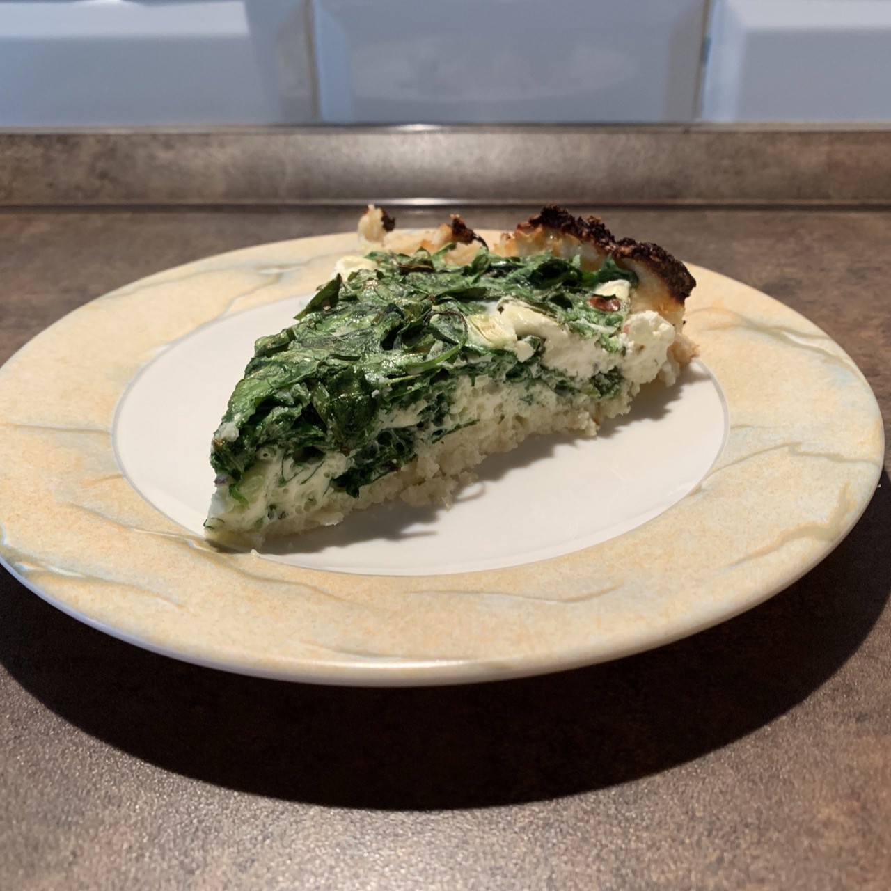 Пирог со шпинатом и фетой на тесте из цветной капусты