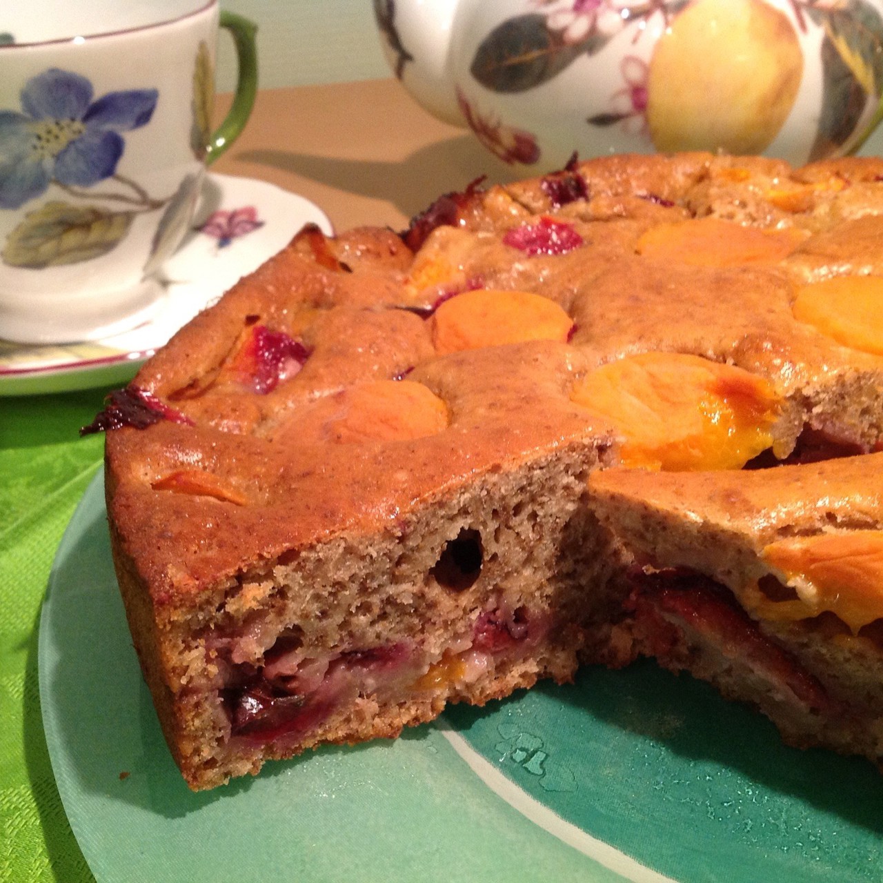 Пирог со сливами и абрикосами