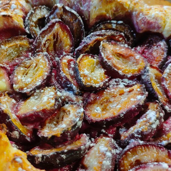 Пирог со сливами на слоеном тесте