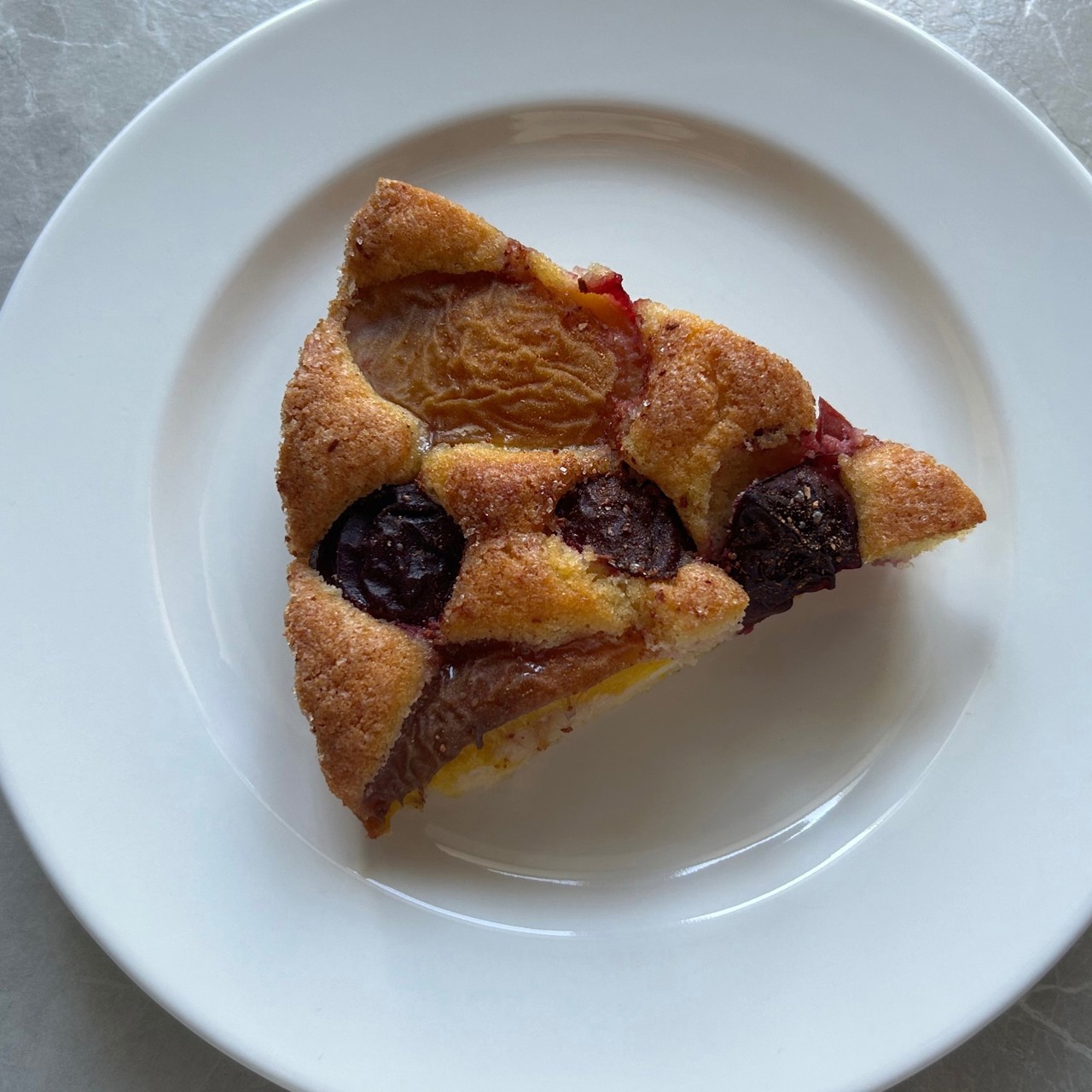 Пирог со сливой и персиками