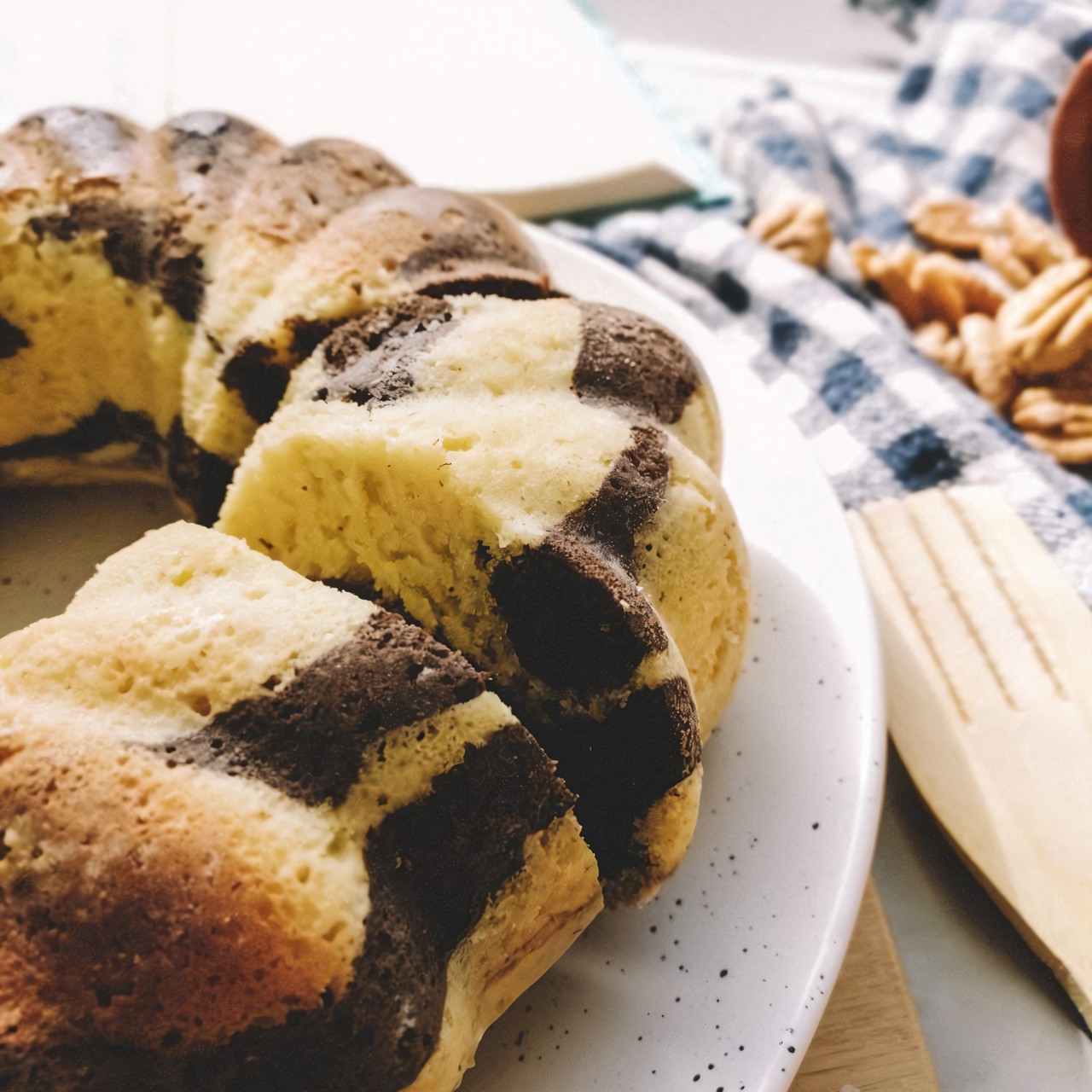 Пирог «Зебра» в форме для кекса