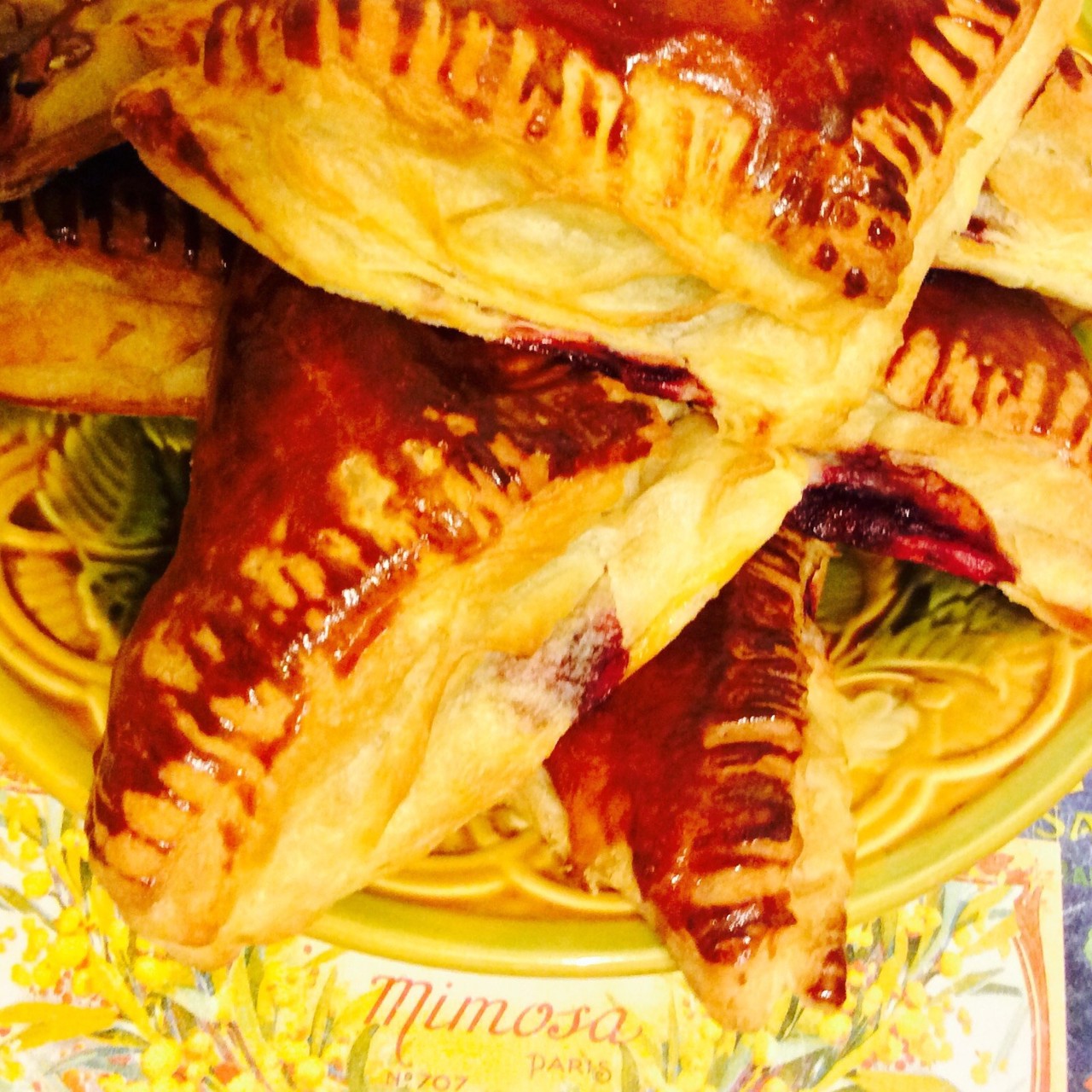 Пирожки из слоеного теста «Вишня на коньяке»