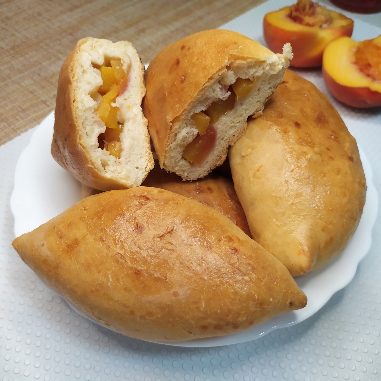Пирожки с персиком
