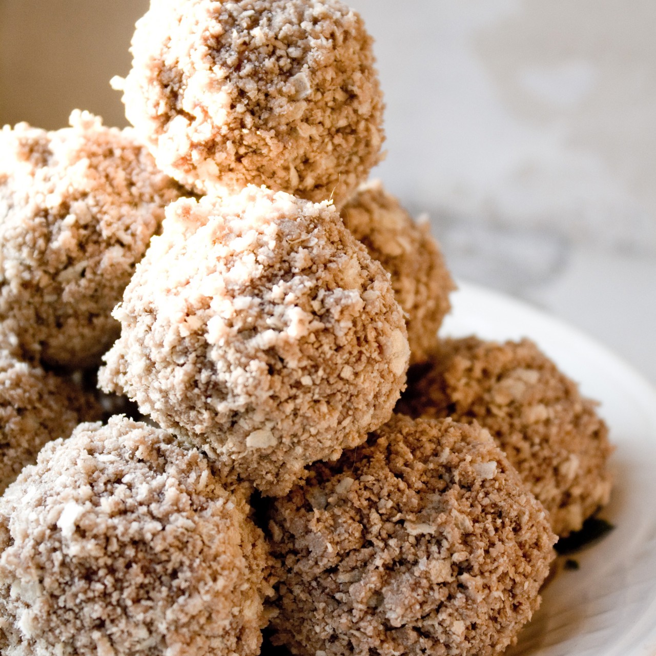 Пирожные с изюмом в шоколадной глазури