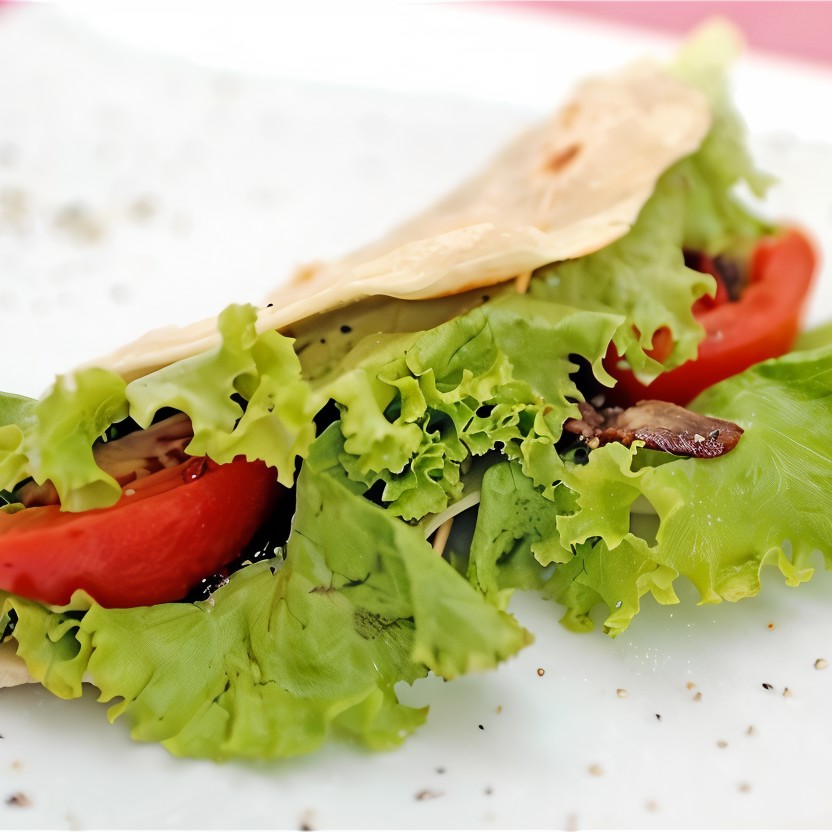 Пита с зеленью, жареным луком и беконом