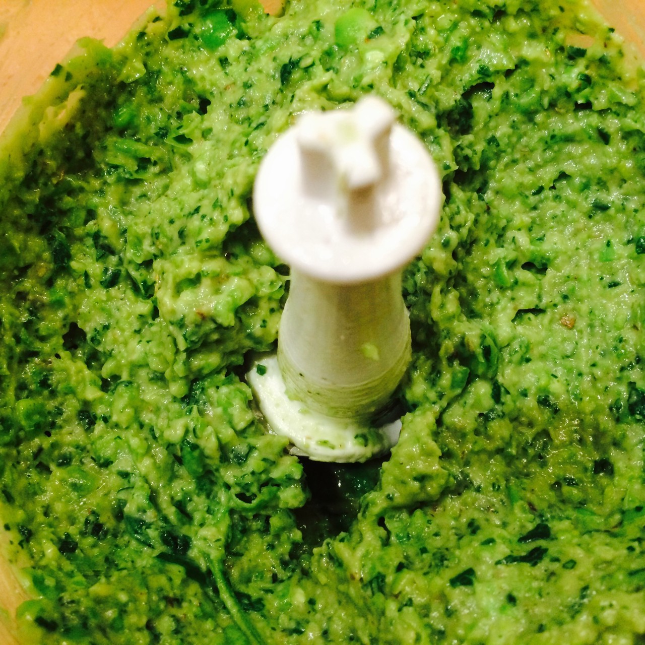 Пюре из горошка с авокадо