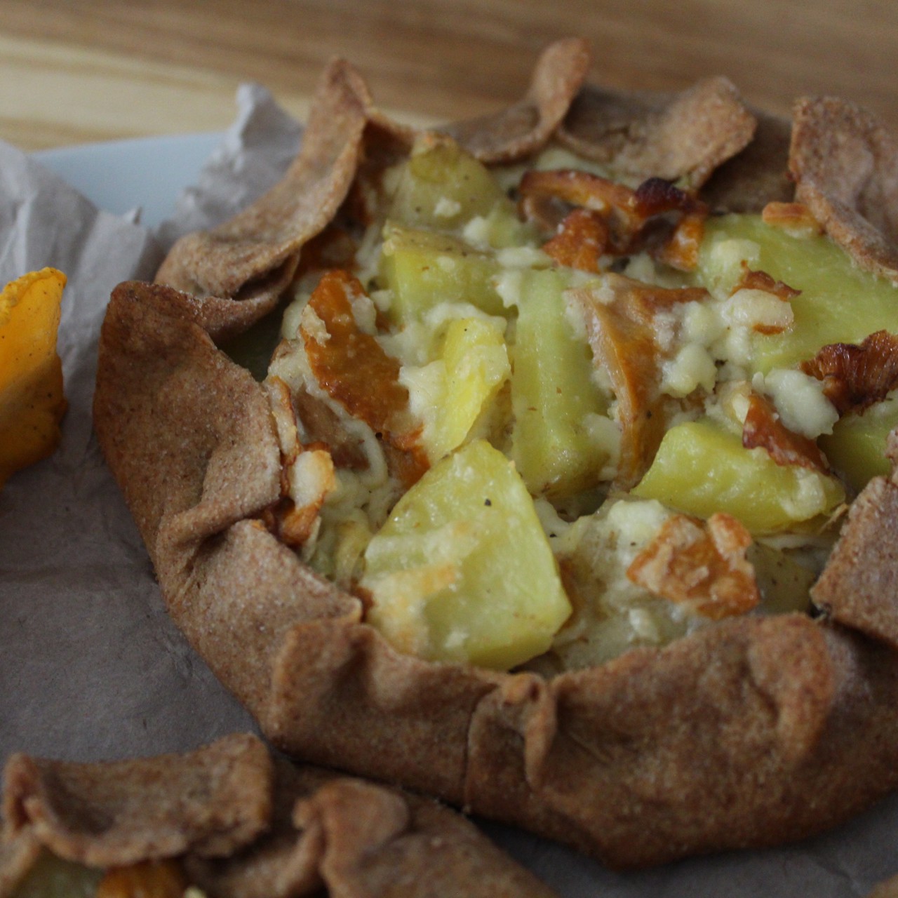 Плацинды с лисичками и молодым картофелем