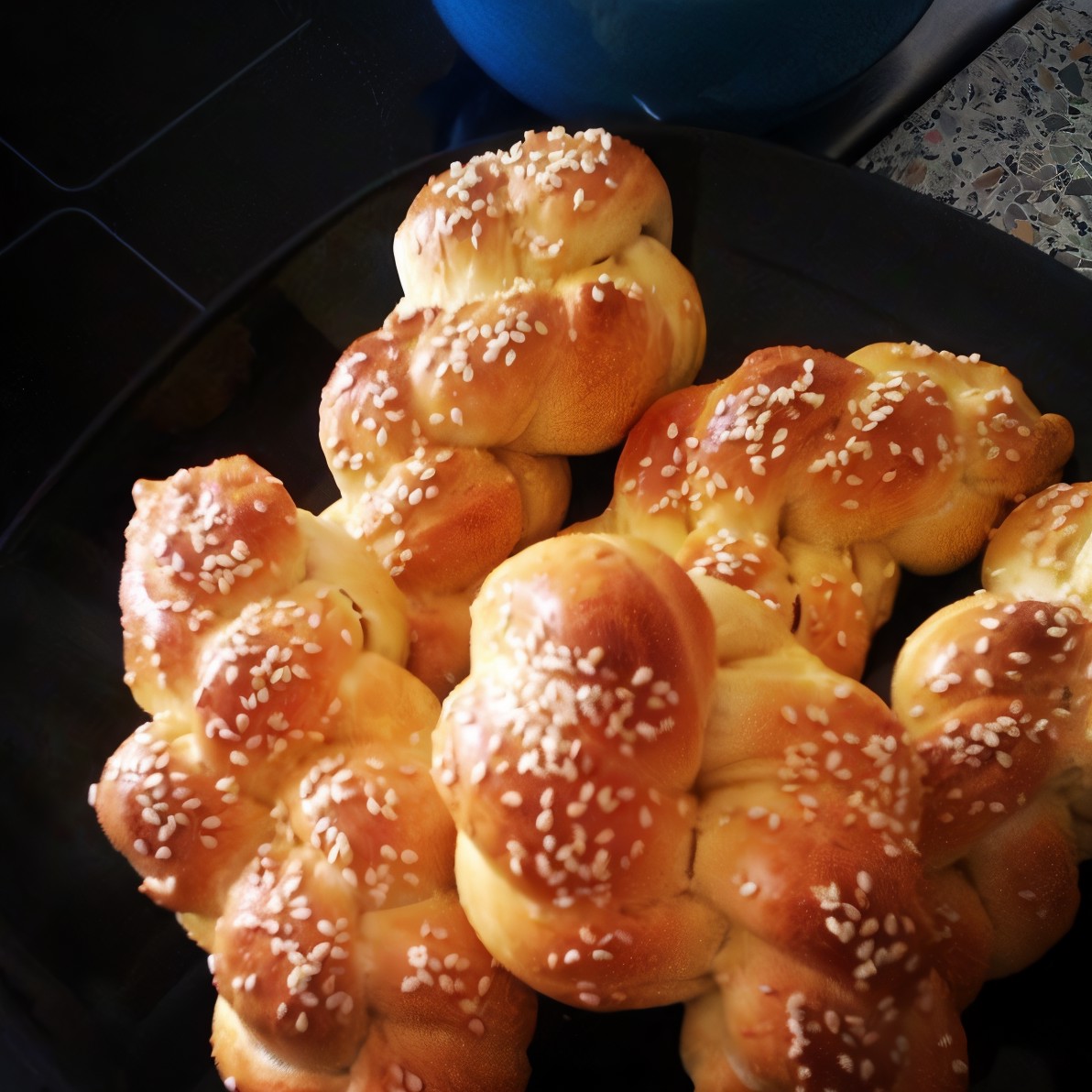 Плетеные булочки с кунжутом