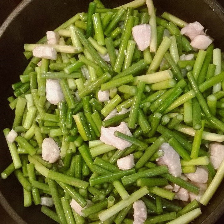 Побеги чеснока с курицей