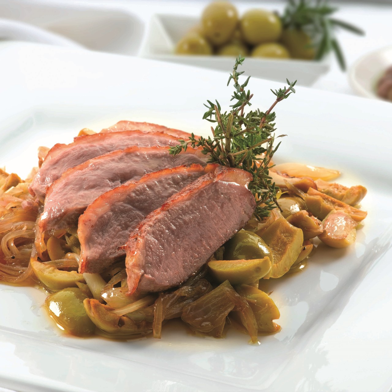 Подкопченная грудка  утки с клюквенным соусом