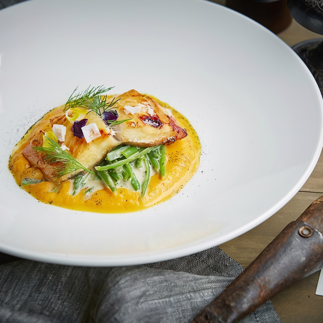 Подкопченный беломорский палтус с хрустящим салатом из фасоли и пряным тыквенным кремом