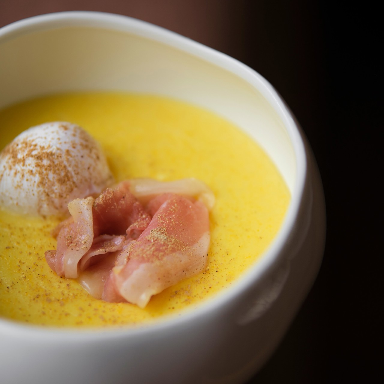 Полента с прошутто и яйцом пашот