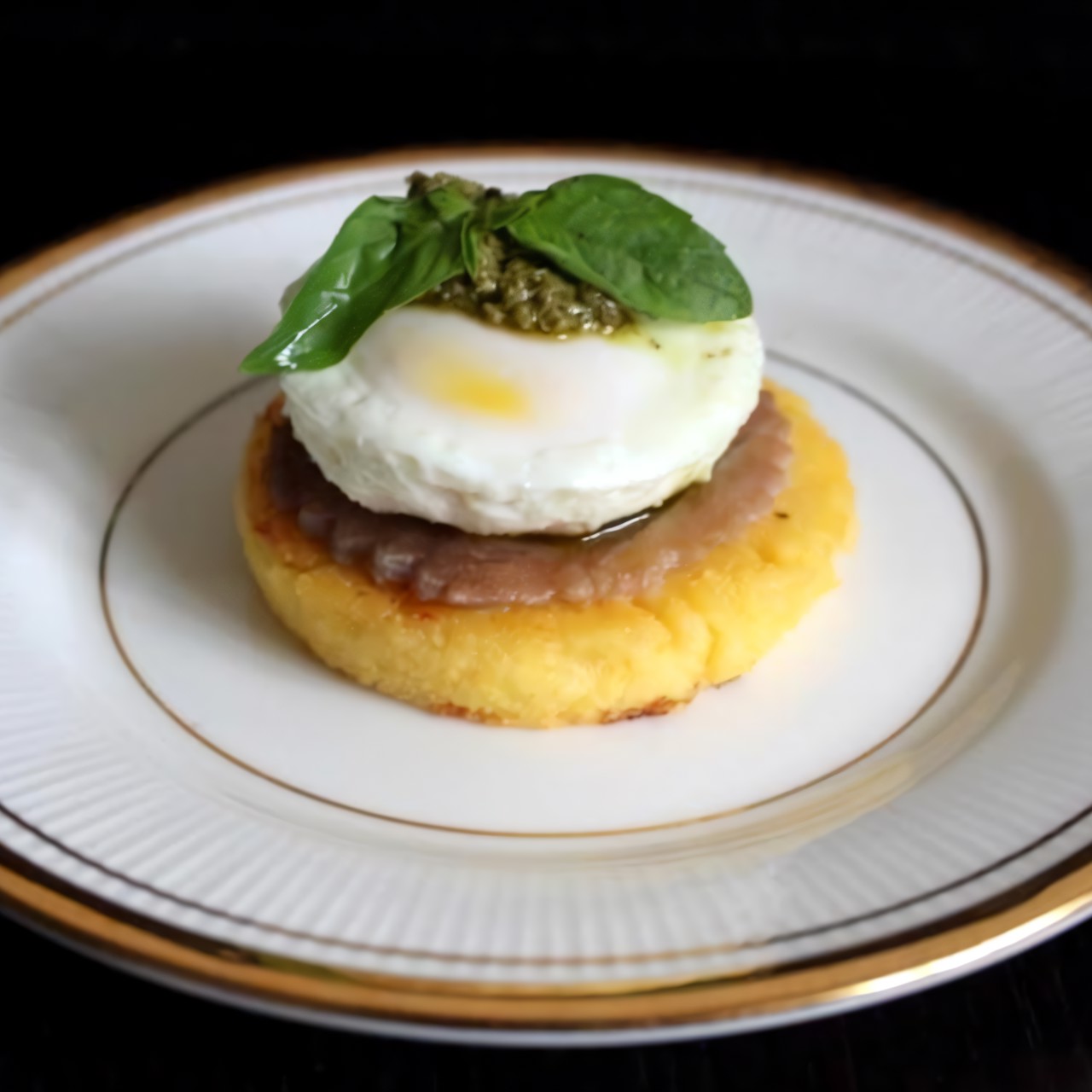 Полента с тунцом, яйцом пашот и соусом песто