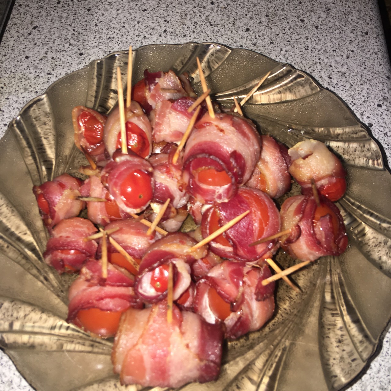 Помидорки в беконе