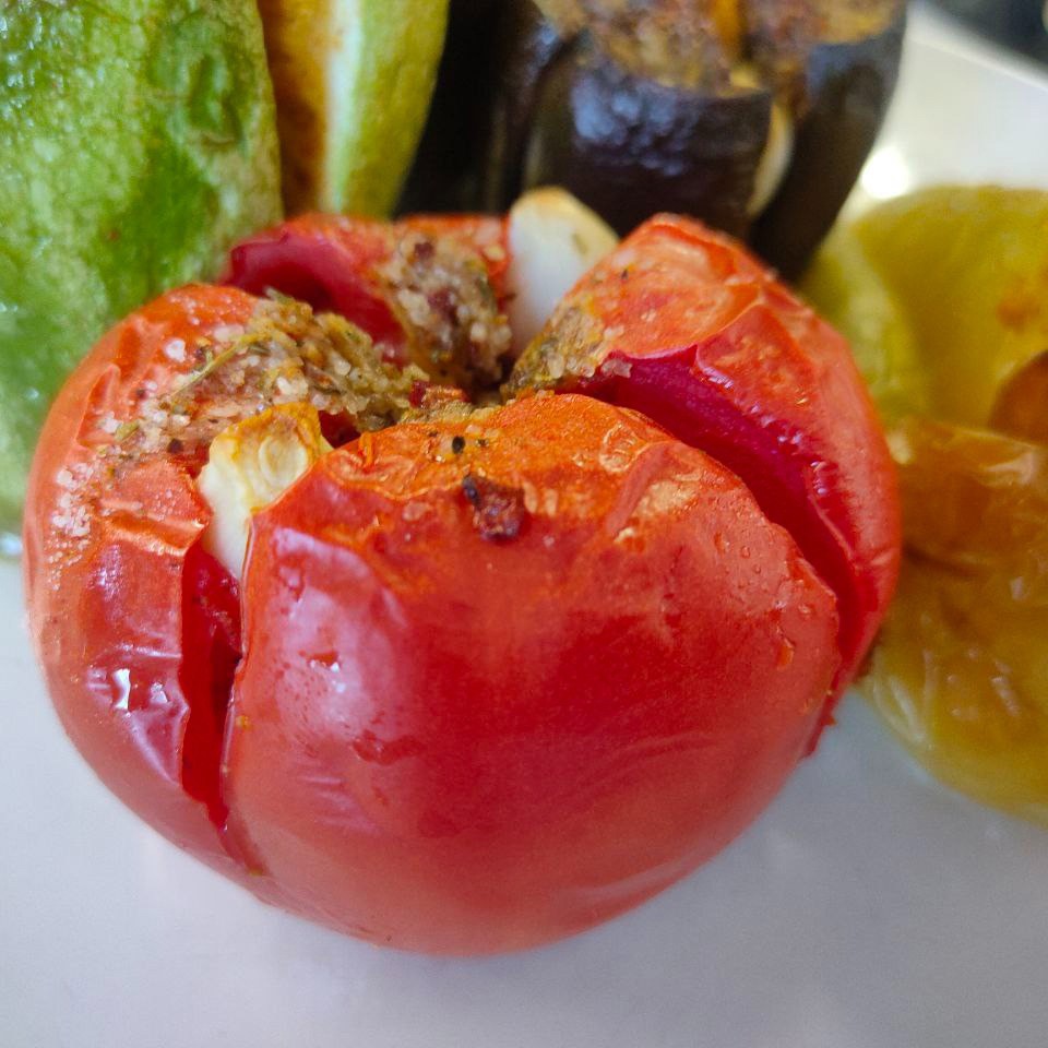 Помидоры с чесноком в духовке