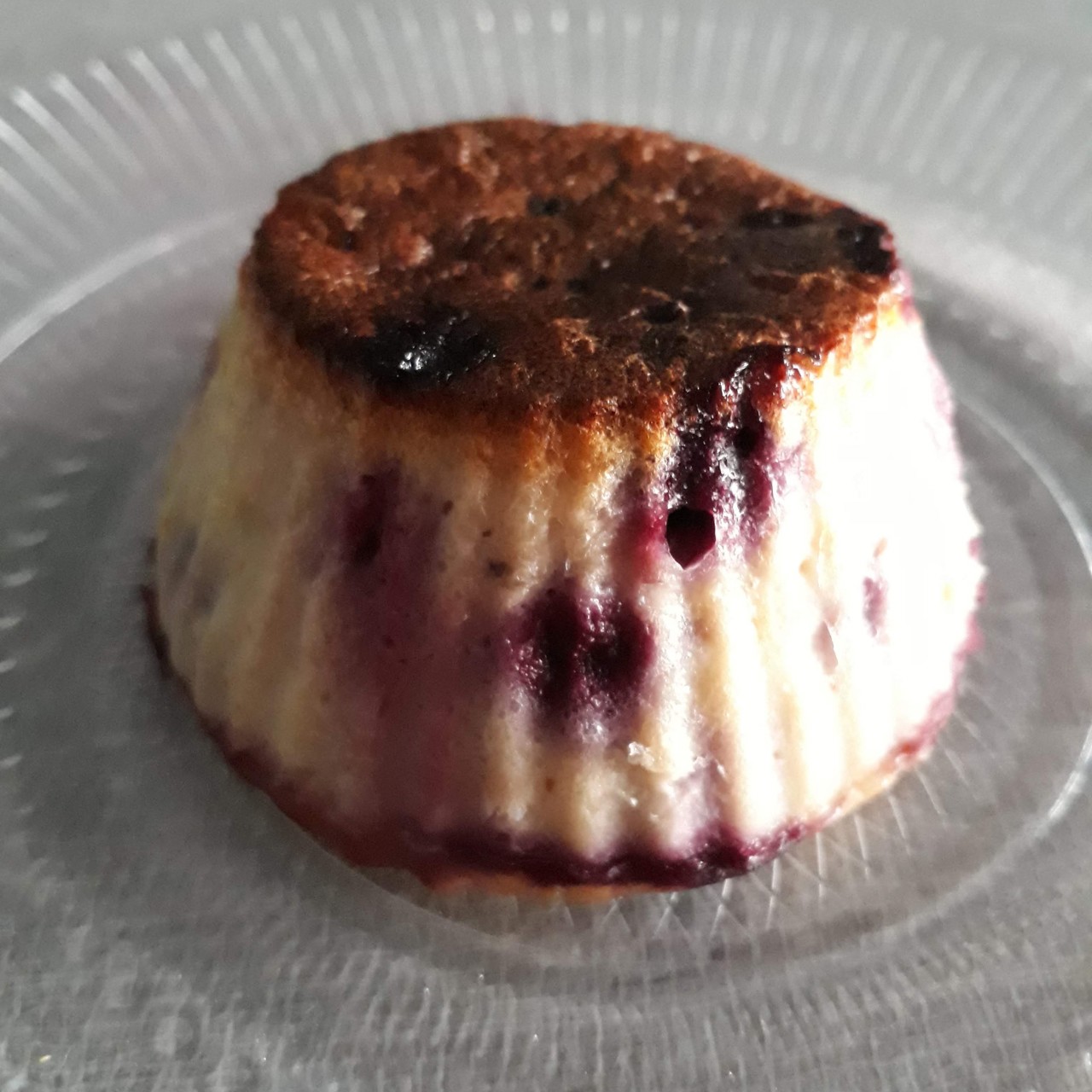 Порционная творожная запеканка с ягодами