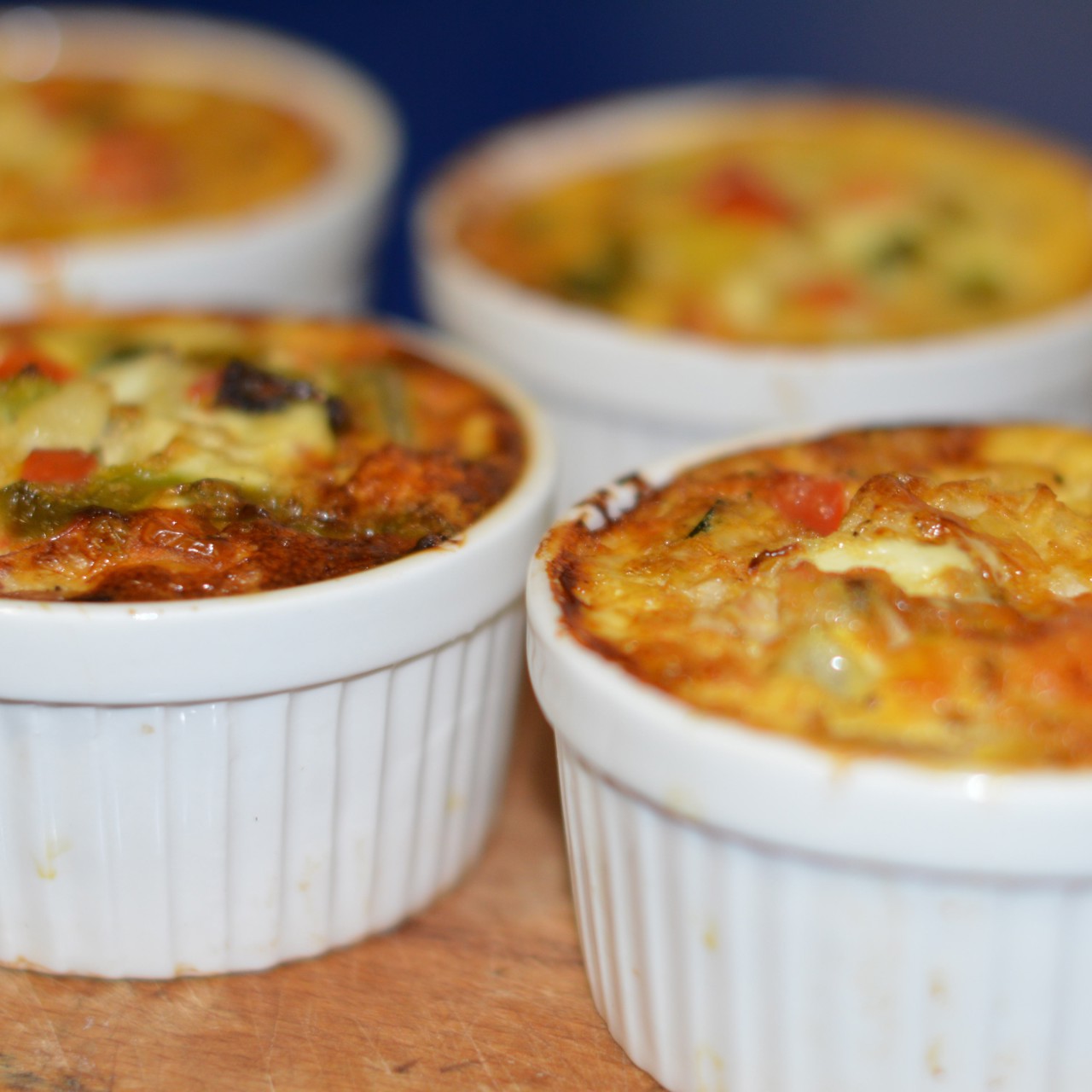 Порционные омлеты со свининой и овощами