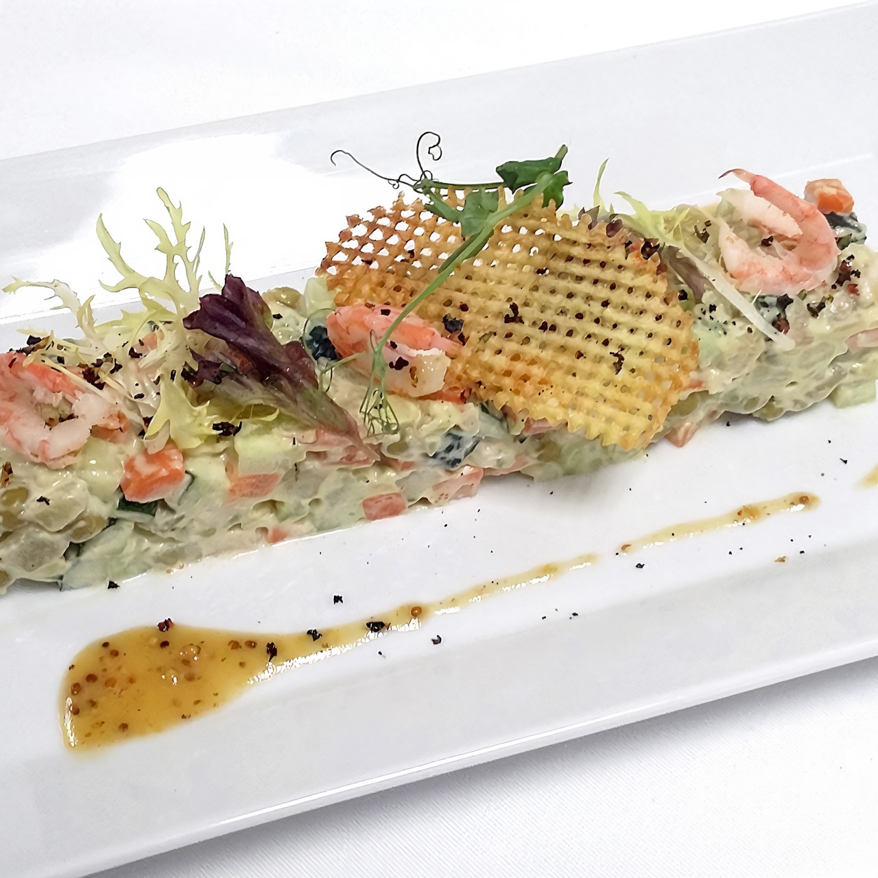 Постный оливье с креветками и медово-горчичным соусом