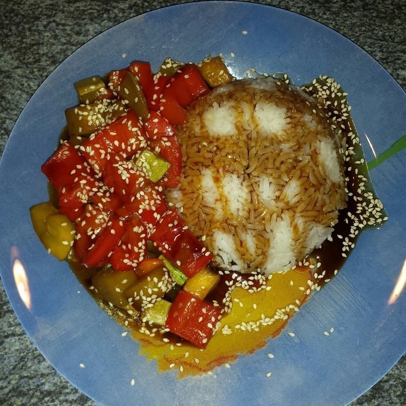 Постный рис с овощами под соусом терияки
