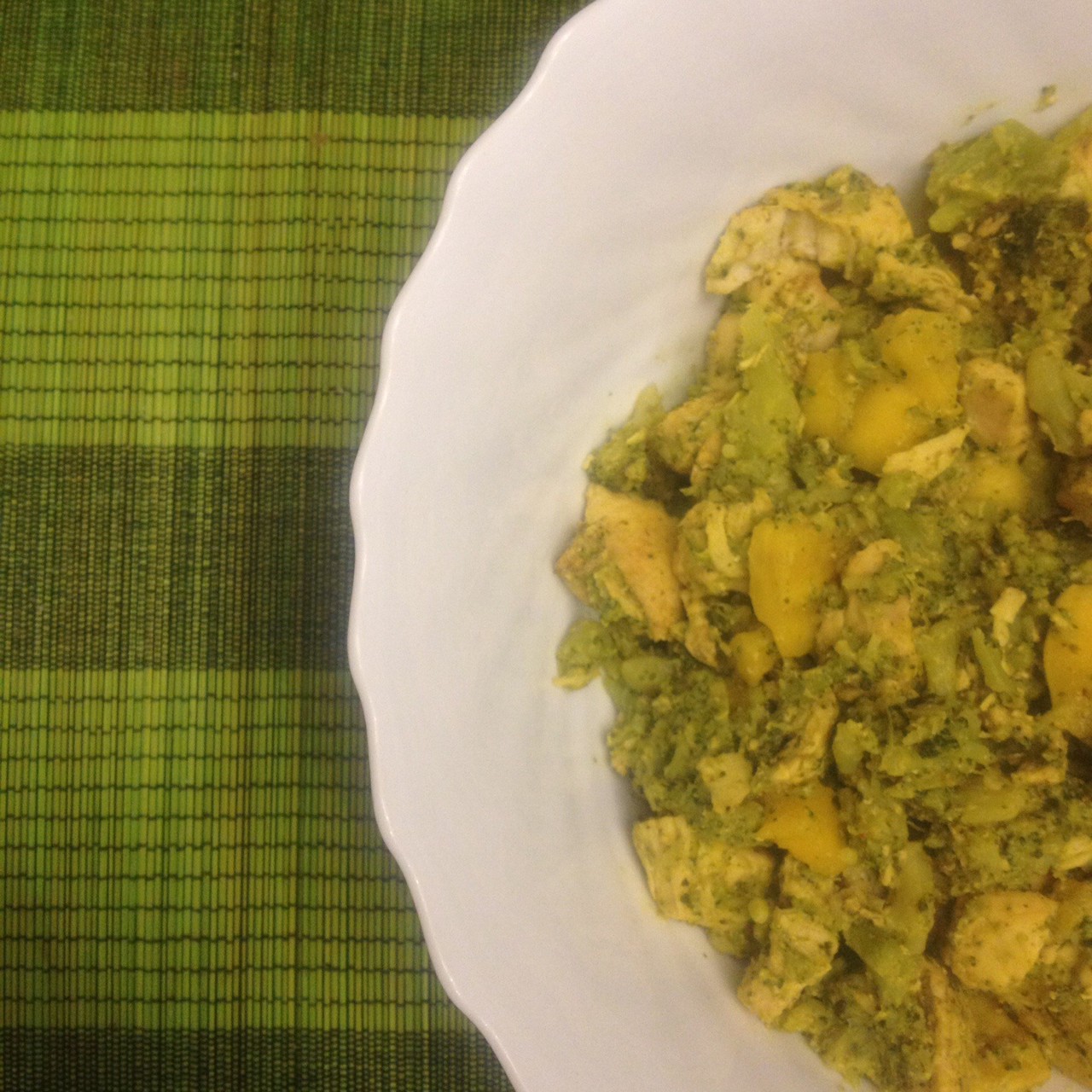 Пряная курица карри с брокколи и манго в сметанном соусе