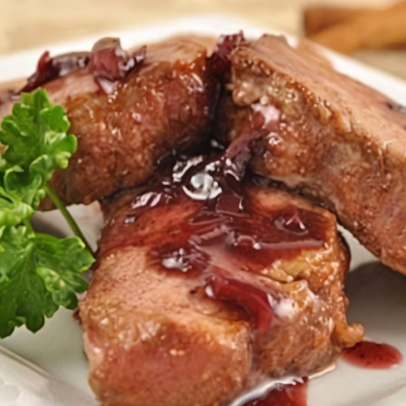 Пряные медальоны из свинины в клюквенно-апельсиновом соусе