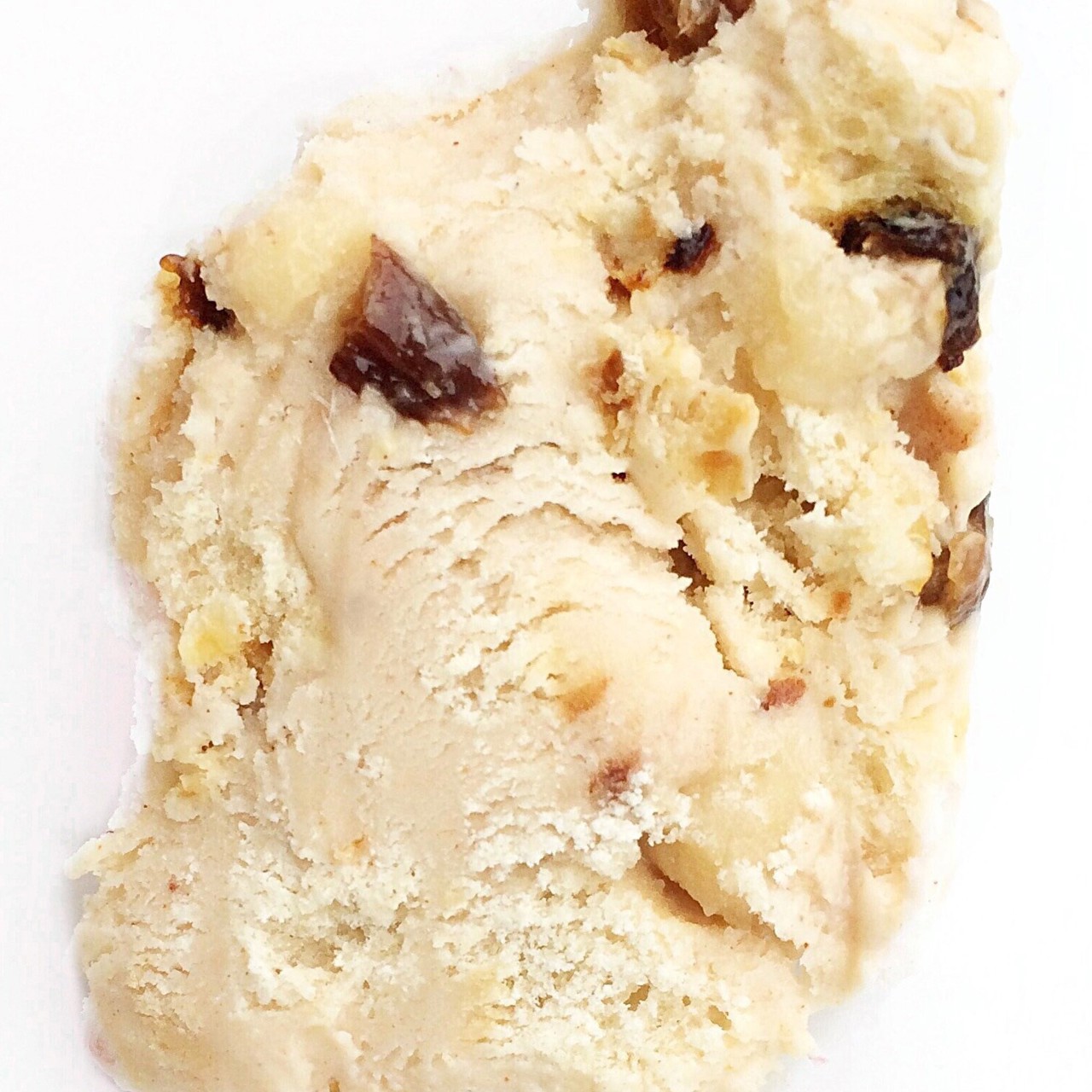 Пряное сливочное мороженое с кусочками марципана и штоллена