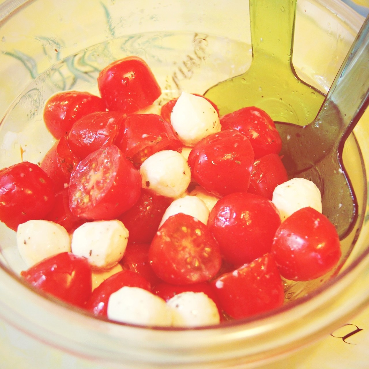 Простой салат из помидоров и феты