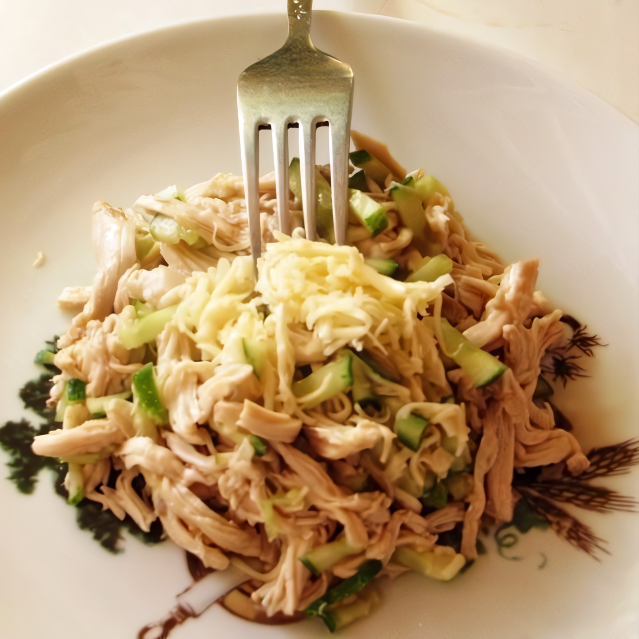 Простой салат с курицей и огурцами