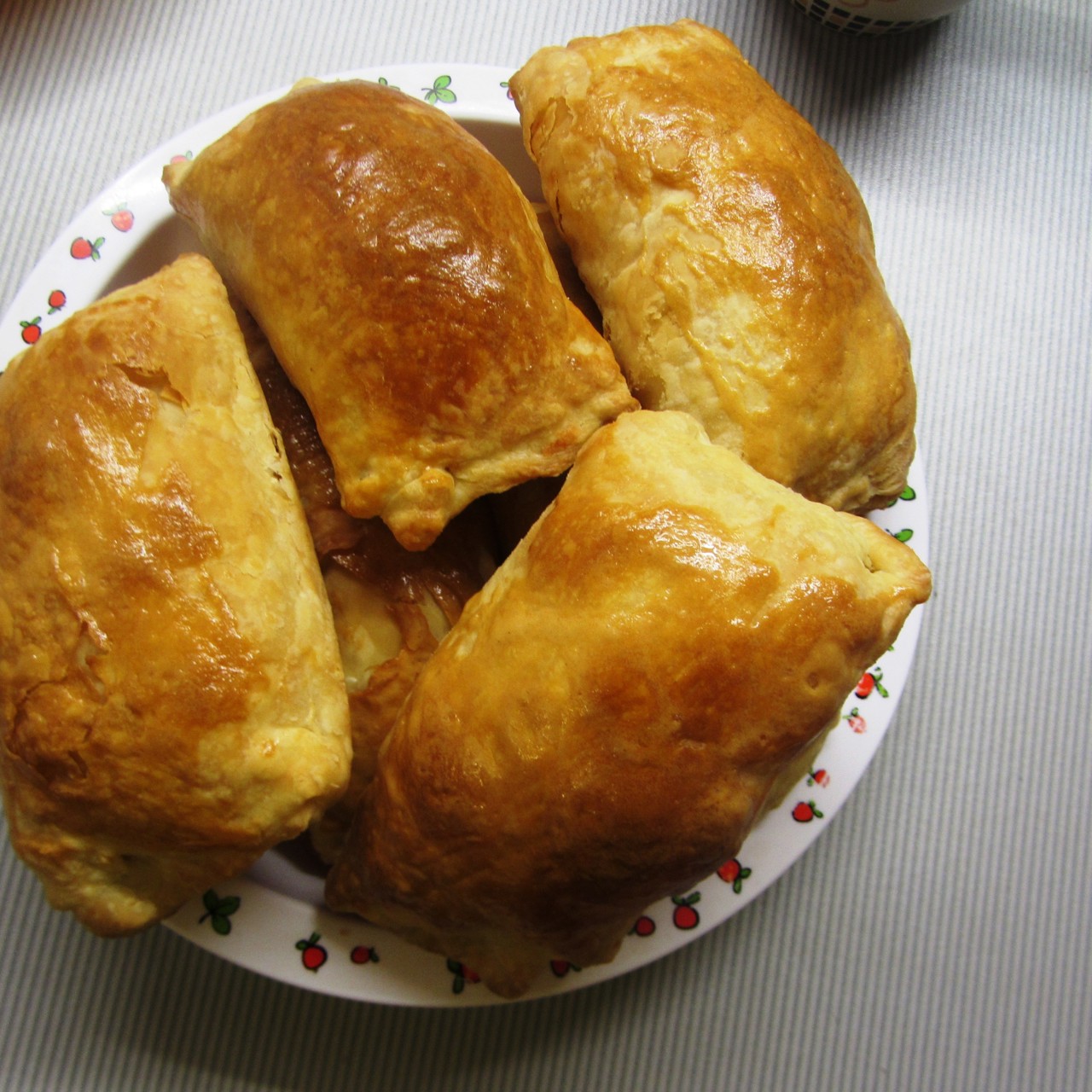 Простые слойки с сыром