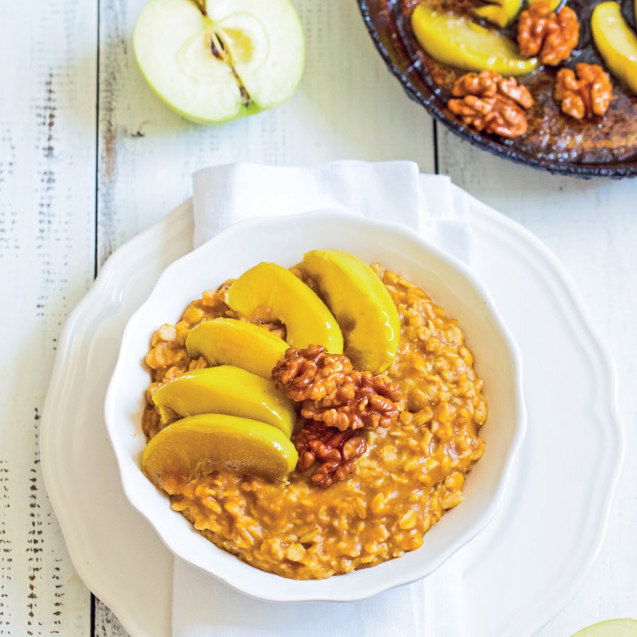 Пряная каша с карамелизованным яблоком и грецким орехом