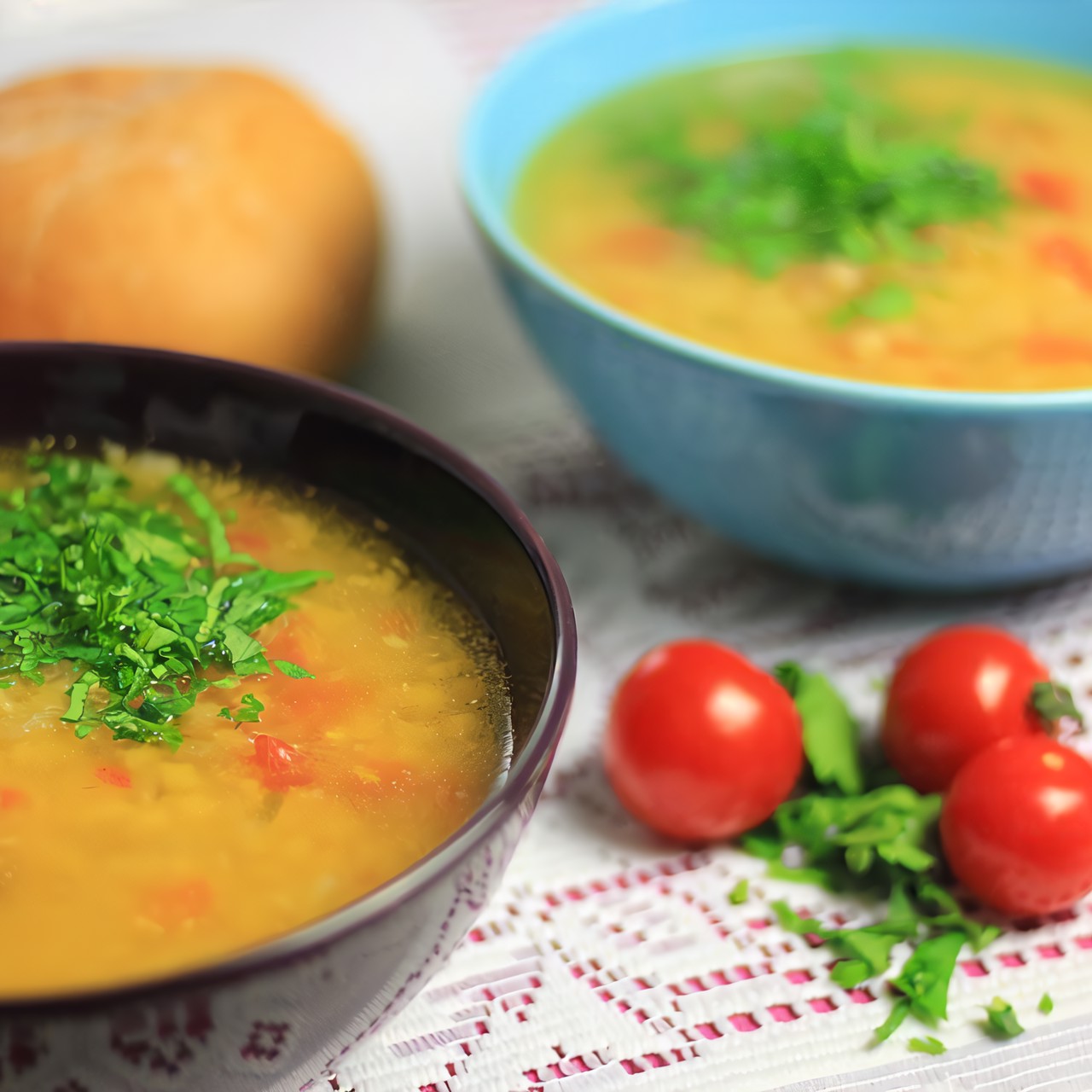 Пряный чечевичный суп с помидорами